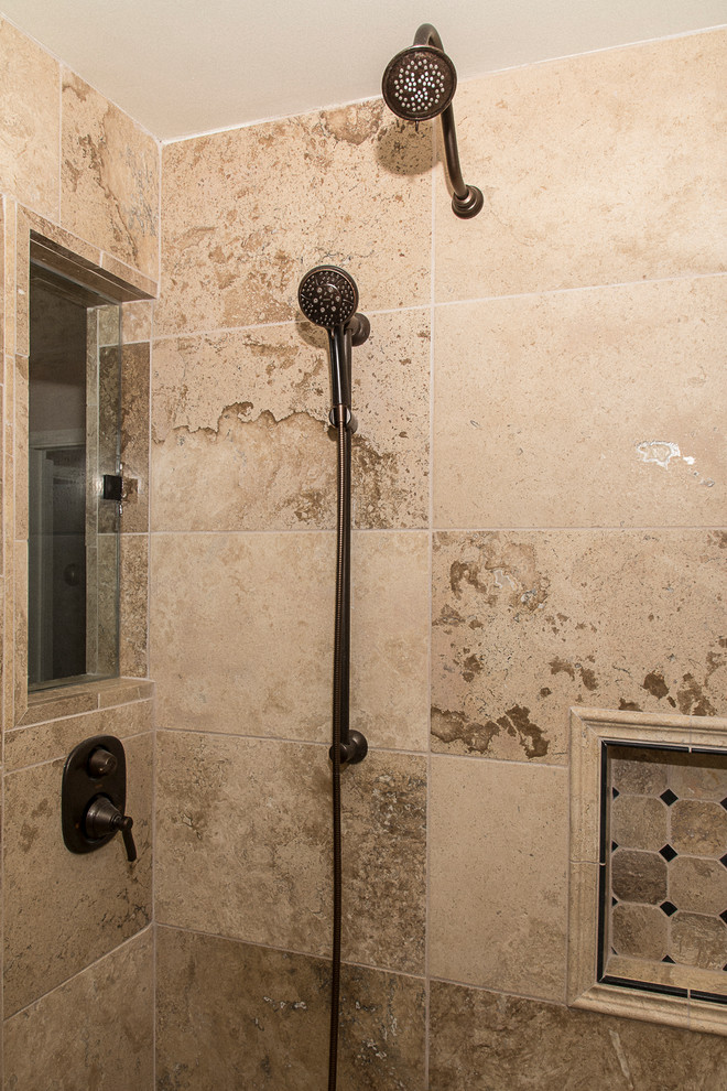 Großes Klassisches Badezimmer En Suite mit Einbaubadewanne, offener Dusche, Toilette mit Aufsatzspülkasten, Steinfliesen, beiger Wandfarbe, Travertin, integriertem Waschbecken und Waschtisch aus Holz in Cleveland