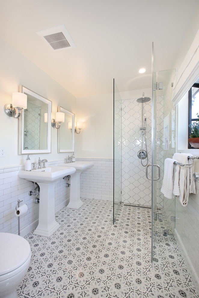 Idée de décoration pour une grande salle de bain design avec une baignoire indépendante, une douche d'angle, un carrelage métro, un mur blanc, un sol en carrelage de céramique, un plan de toilette en surface solide, un sol blanc et une cabine de douche à porte battante.