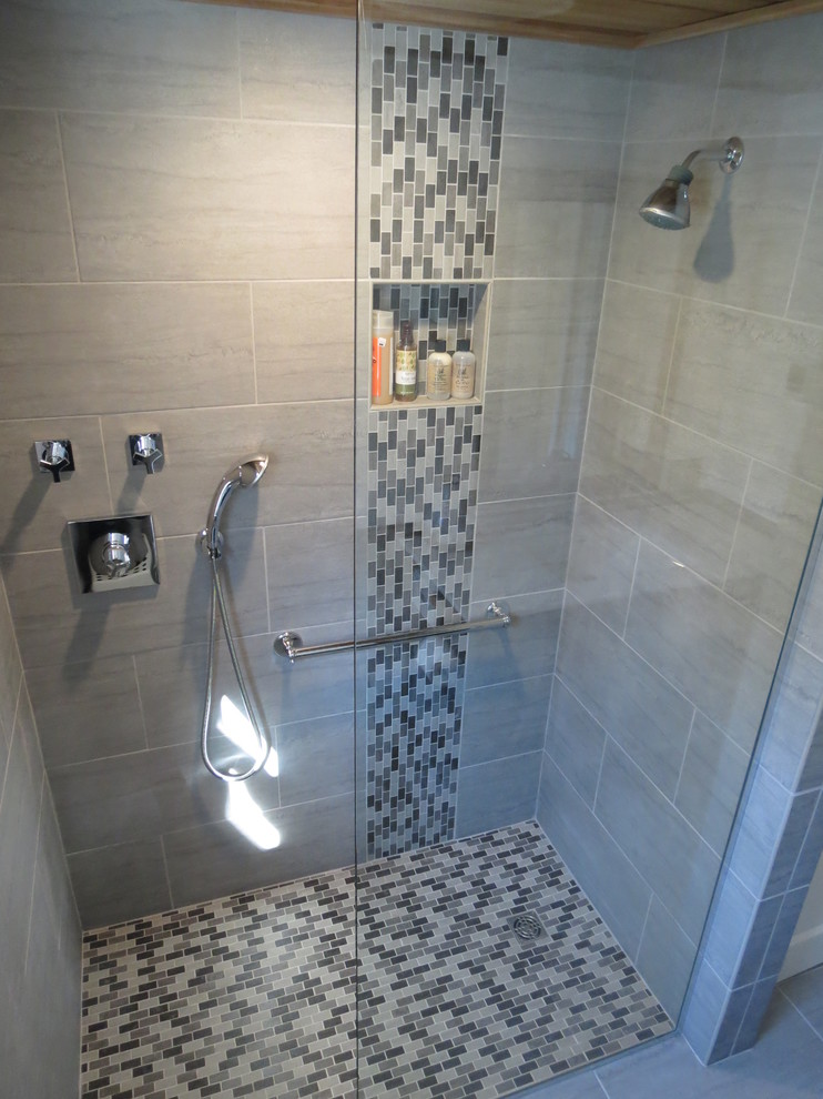 Свежая идея для дизайна: главная ванная комната среднего размера в современном стиле с душем в нише, серой плиткой, керамогранитной плиткой, серыми стенами и полом из мозаичной плитки - отличное фото интерьера