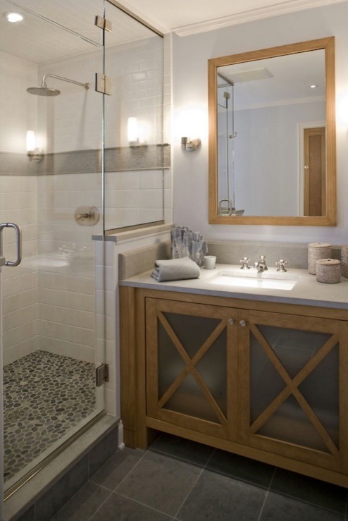 Exempel på ett mellanstort klassiskt badrum med dusch, med luckor med glaspanel, skåp i mellenmörkt trä, en dusch i en alkov, grå kakel, porslinskakel, blå väggar, klinkergolv i småsten, ett undermonterad handfat och bänkskiva i onyx