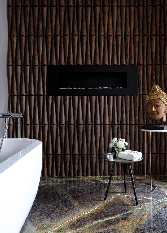 Bild på ett stort brun brunt en-suite badrum, med ett fristående badkar, en vägghängd toalettstol, lila väggar, marmorgolv, ett undermonterad handfat, träbänkskiva och grönt golv