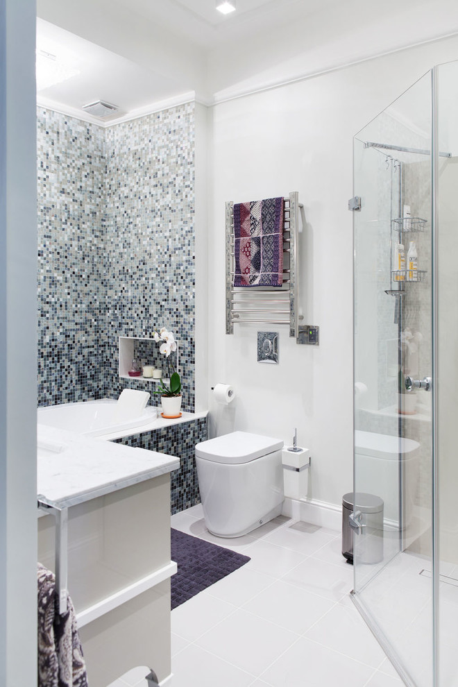 Источник вдохновения для домашнего уюта: маленькая главная, серо-белая ванная комната в современном стиле с врезной раковиной, бежевыми фасадами, мраморной столешницей, ванной в нише, угловым душем, унитазом-моноблоком, разноцветной плиткой, плиткой мозаикой, полом из керамогранита и белыми стенами для на участке и в саду