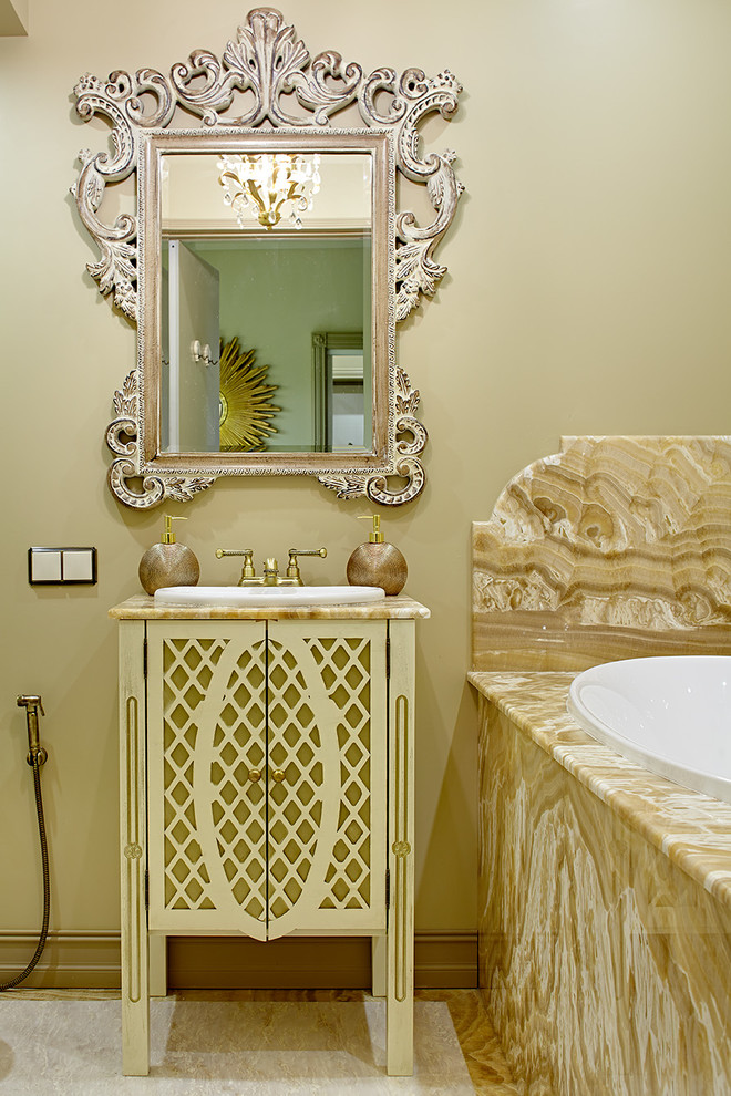 На фото: главная ванная комната в классическом стиле с накладной ванной, бежевыми стенами, накладной раковиной и бежевым полом