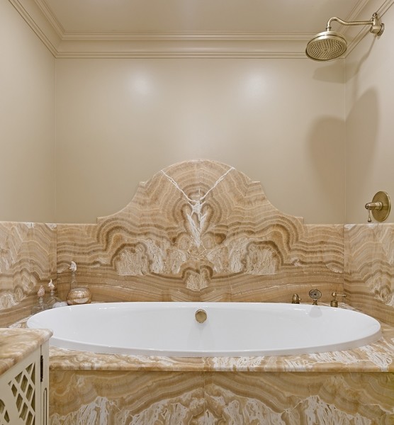 Modelo de cuarto de baño clásico con bañera encastrada