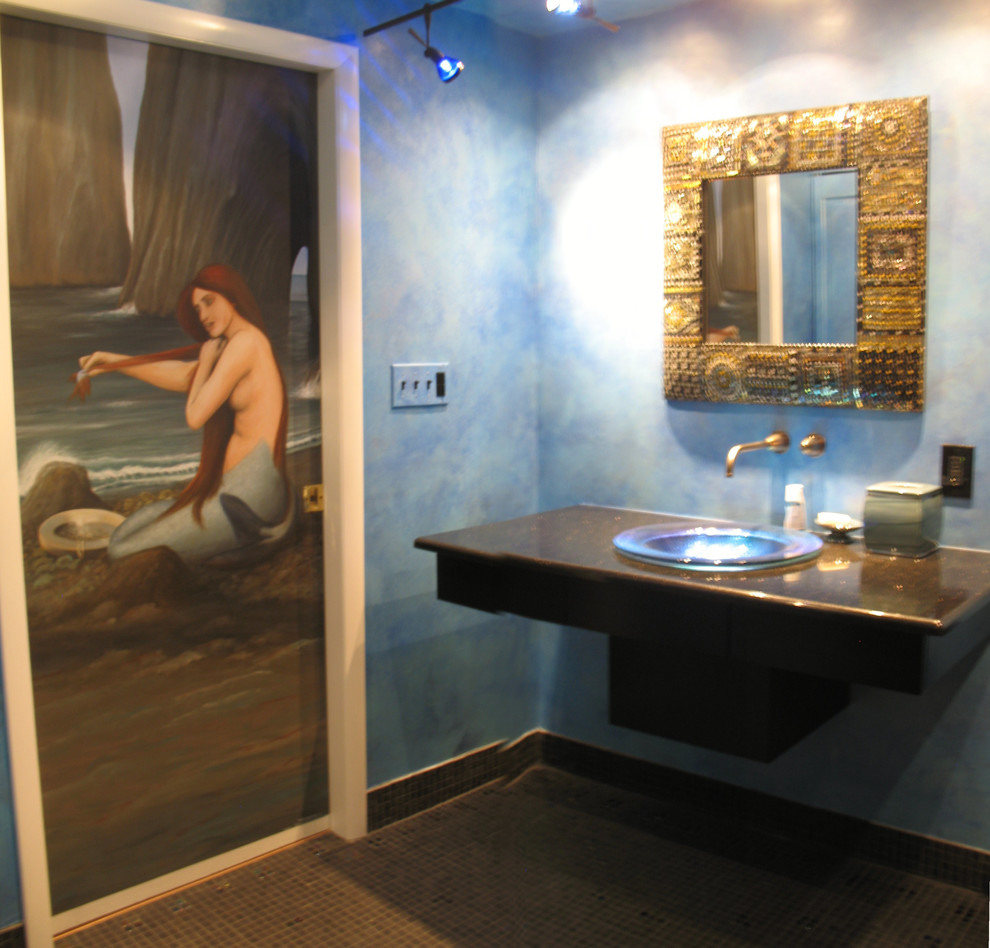 Foto på ett stort funkis en-suite badrum, med möbel-liknande, svarta skåp, våtrum, mosaik, mosaikgolv, ett fristående handfat, granitbänkskiva och med dusch som är öppen