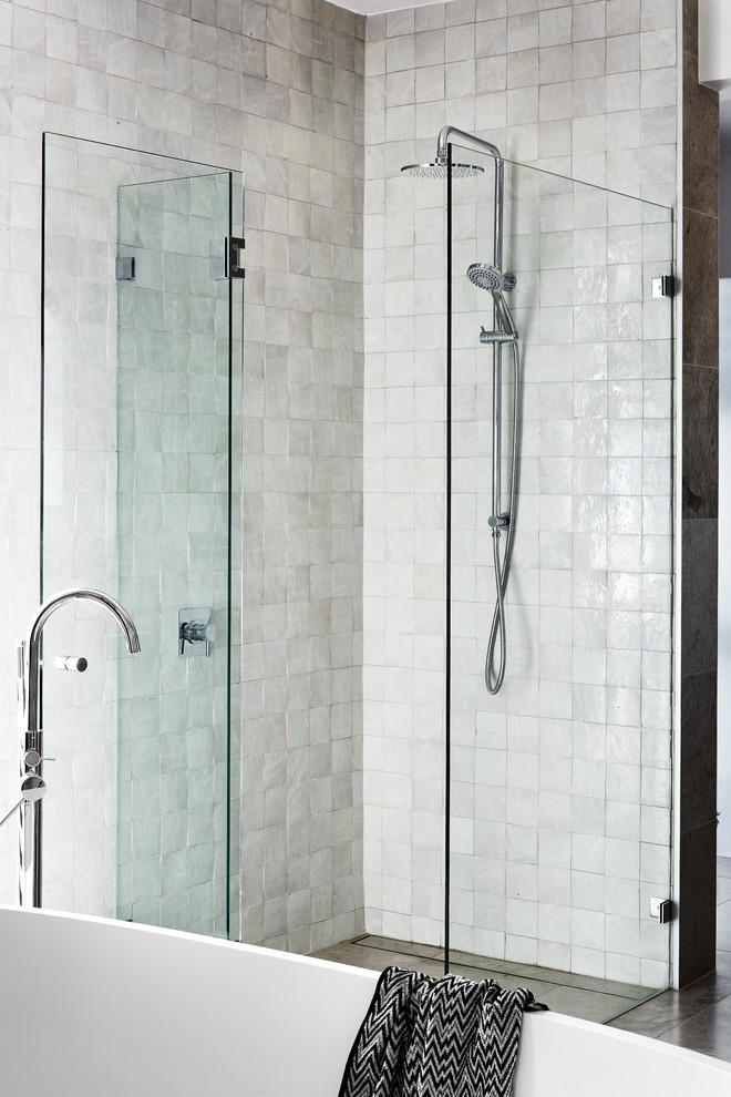 Foto de cuarto de baño actual con bañera exenta, ducha esquinera y baldosas y/o azulejos en mosaico