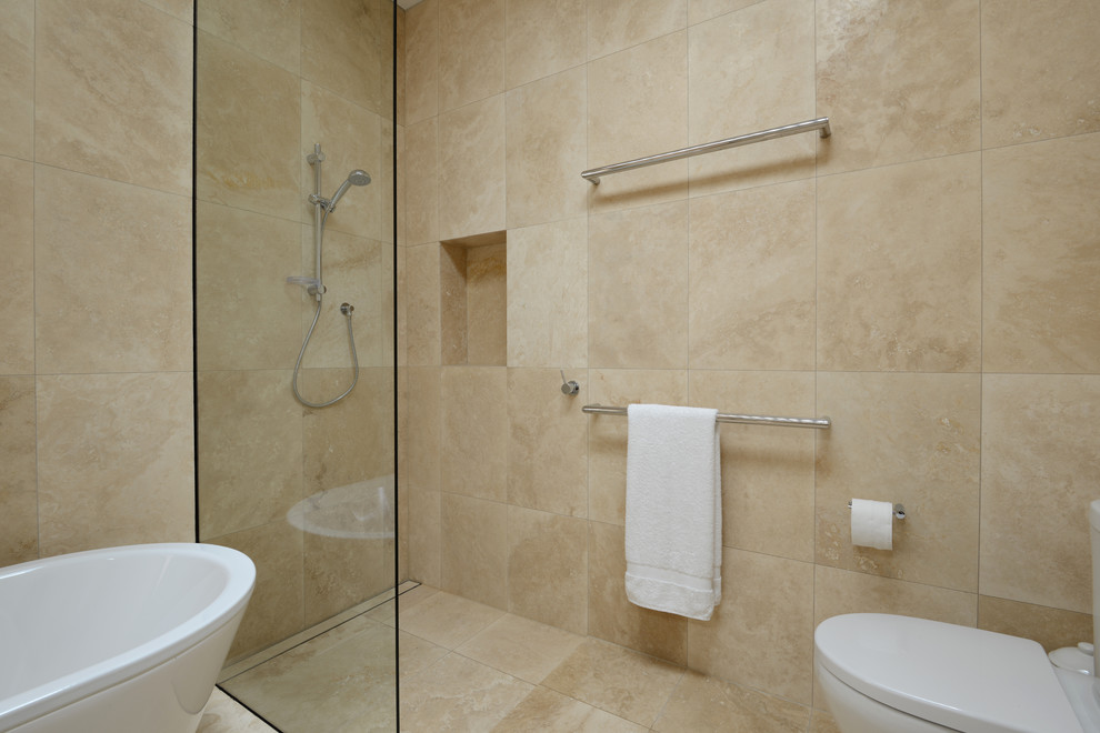 Bild på ett mellanstort funkis badrum, med en öppen dusch, beige kakel och stenhäll