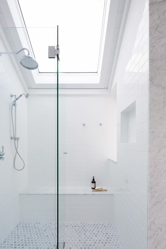シドニーにある広いトランジショナルスタイルのおしゃれなマスターバスルーム (アルコーブ型シャワー、白いタイル、サブウェイタイル、白い壁、大理石の床、グレーの床、開き戸のシャワー) の写真