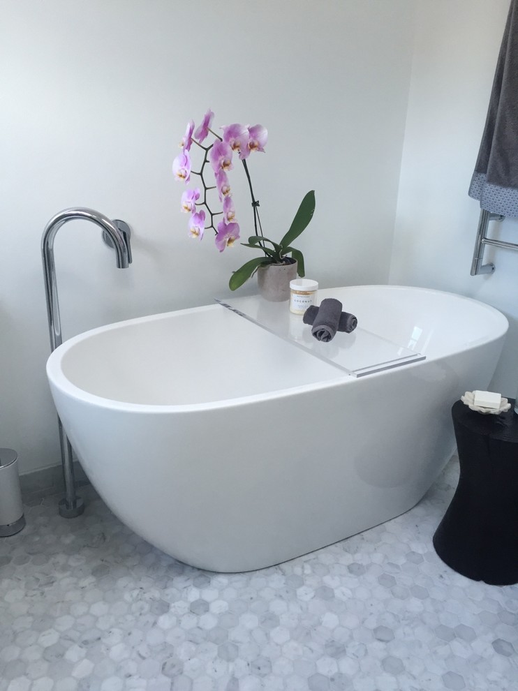 Idée de décoration pour une salle d'eau design de taille moyenne avec une baignoire indépendante, une douche ouverte, WC à poser, un carrelage gris, un carrelage de pierre, un mur blanc et un lavabo posé.