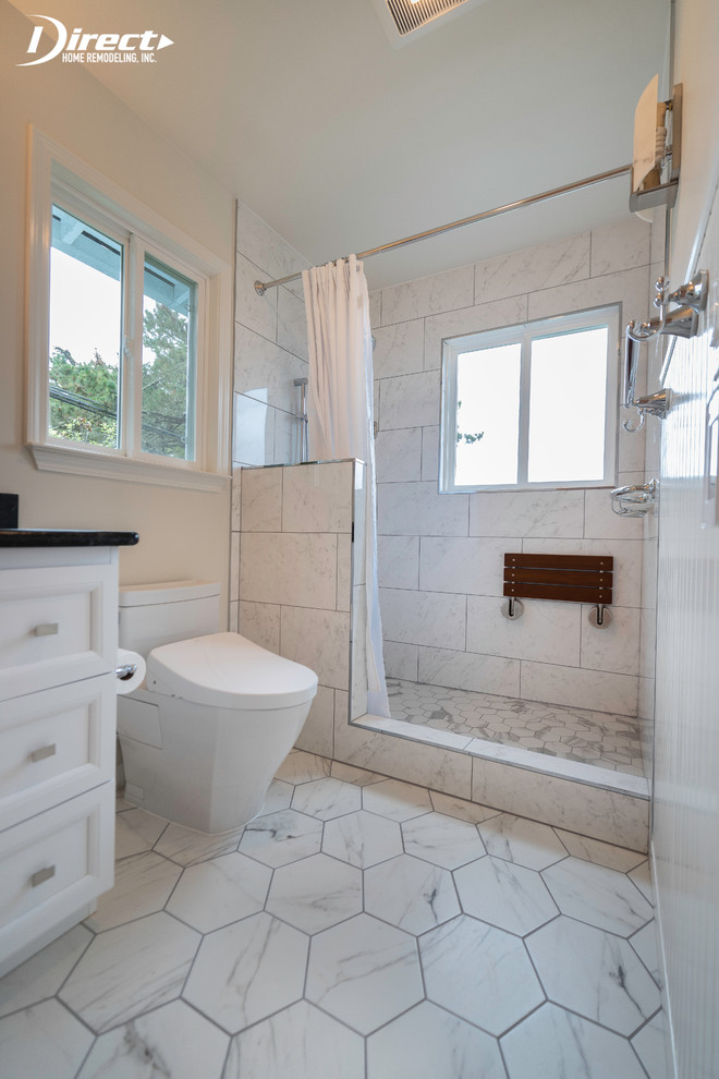 Idée de décoration pour une grande salle de bain principale minimaliste avec un placard avec porte à panneau encastré, des portes de placard blanches, une baignoire encastrée, une douche double, un bidet, un carrelage blanc, un carrelage de pierre, un mur blanc, un sol en marbre, un lavabo encastré, un plan de toilette en granite, un sol blanc, une cabine de douche avec un rideau et un plan de toilette noir.