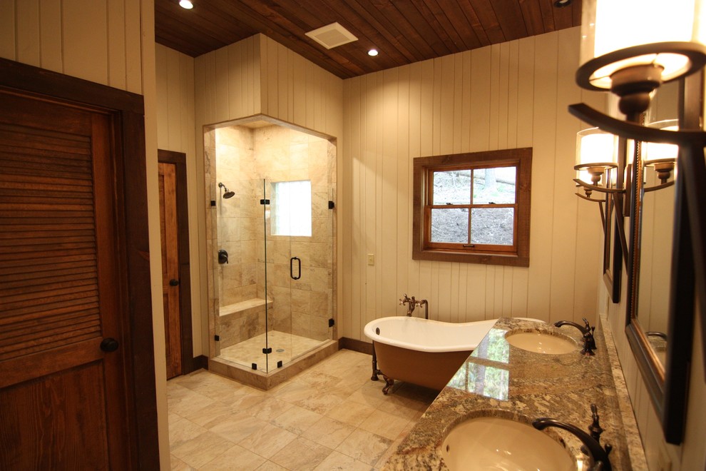 Imagen de cuarto de baño principal rural grande con bañera con patas, ducha esquinera y lavabo bajoencimera