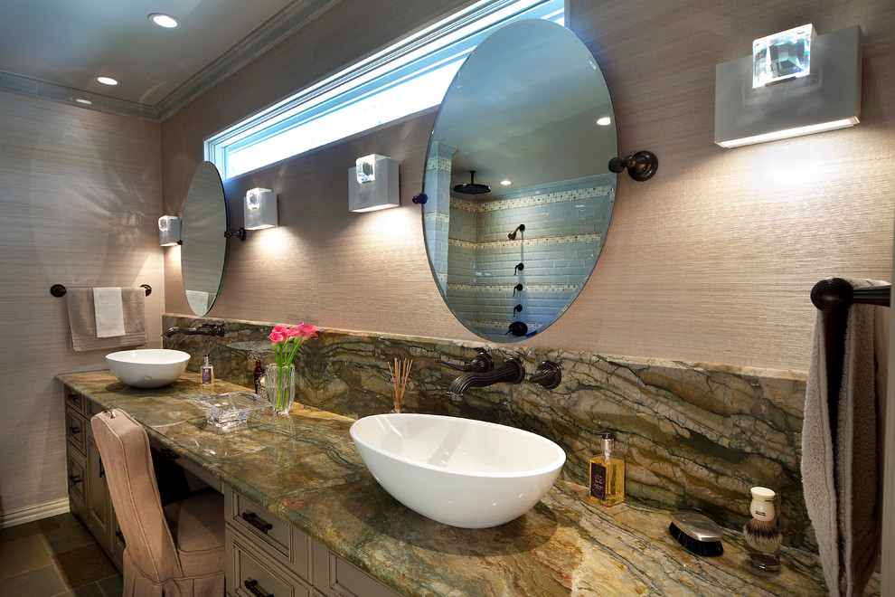 Пример оригинального дизайна: большая главная ванная комната в классическом стиле с настольной раковиной, фасадами с выступающей филенкой, столешницей из гранита, зелеными фасадами, открытым душем, бежевыми стенами, зеленым полом и открытым душем