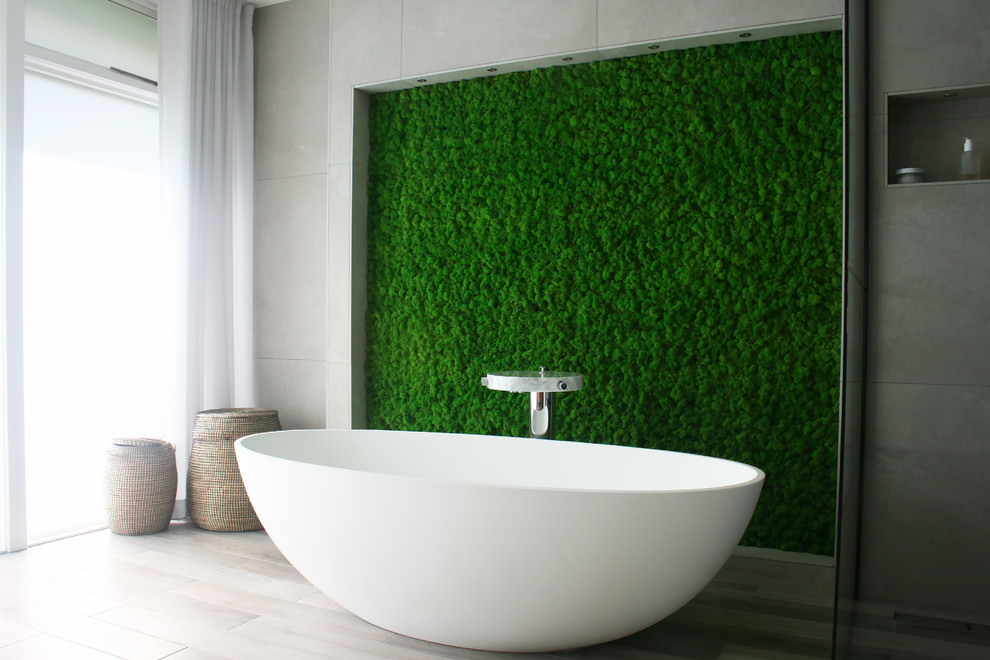 Свежая идея для дизайна: ванная комната среднего размера в современном стиле с отдельно стоящей ванной, душевой комнатой, серыми стенами, серым полом и открытым душем - отличное фото интерьера