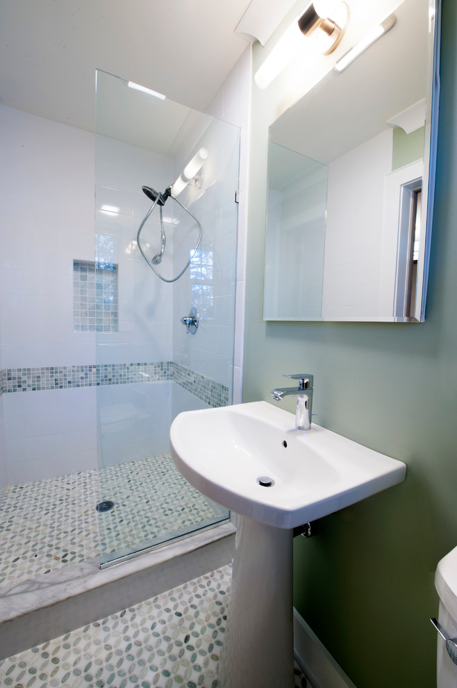 Cette image montre une petite salle d'eau design avec une douche ouverte, un mur vert, un plan vasque, WC séparés, un carrelage blanc, un carrelage de pierre et un sol en marbre.