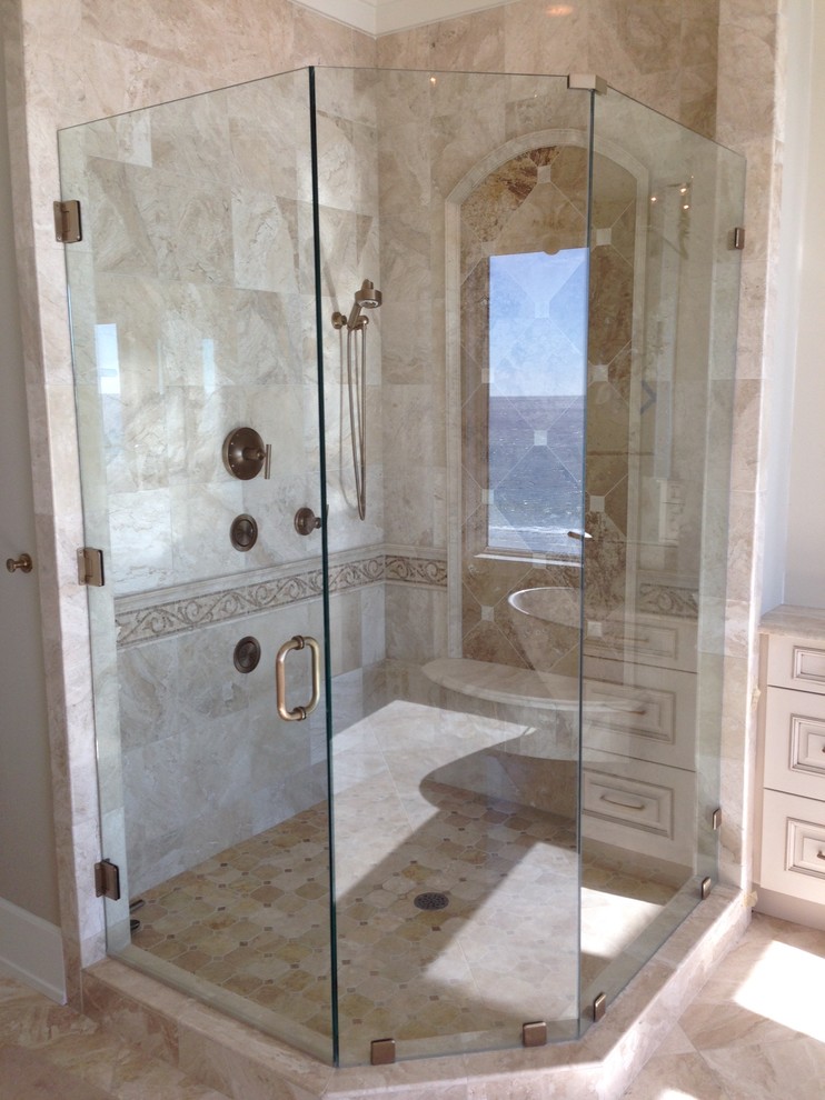 Diseño de cuarto de baño mediterráneo con ducha esquinera, paredes beige, suelo de travertino y ducha con puerta con bisagras