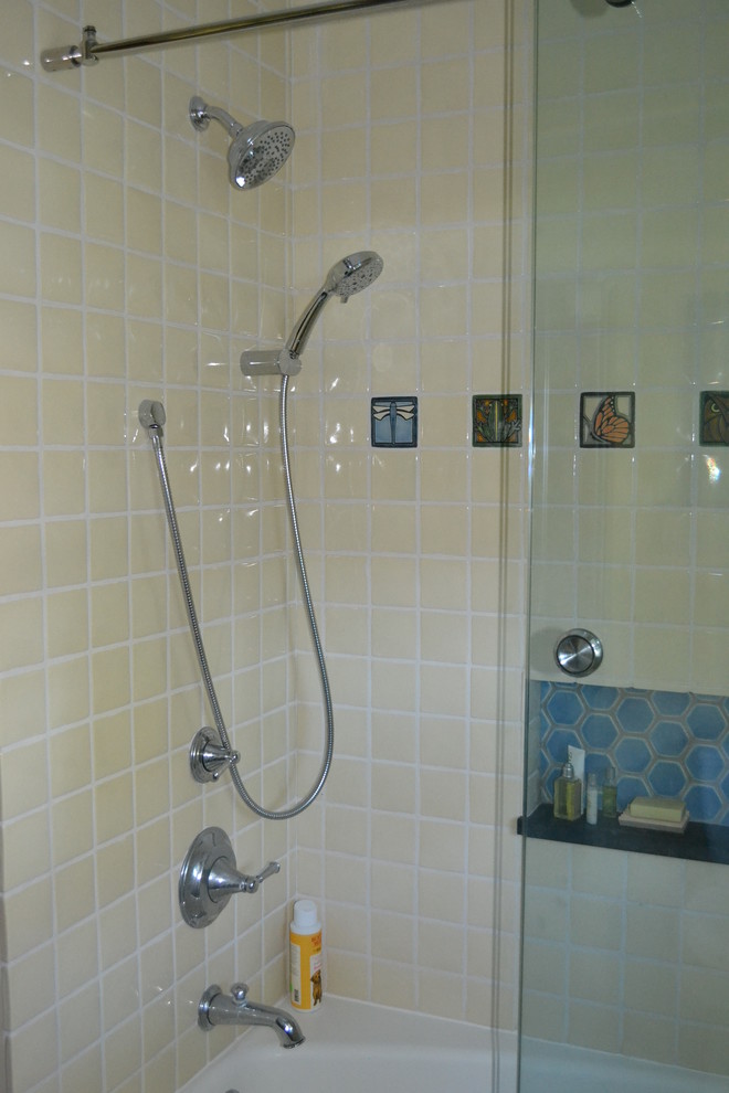 На фото: маленькая ванная комната в стиле кантри с душем над ванной, белой плиткой, керамической плиткой, душевой кабиной и душем с раздвижными дверями для на участке и в саду с