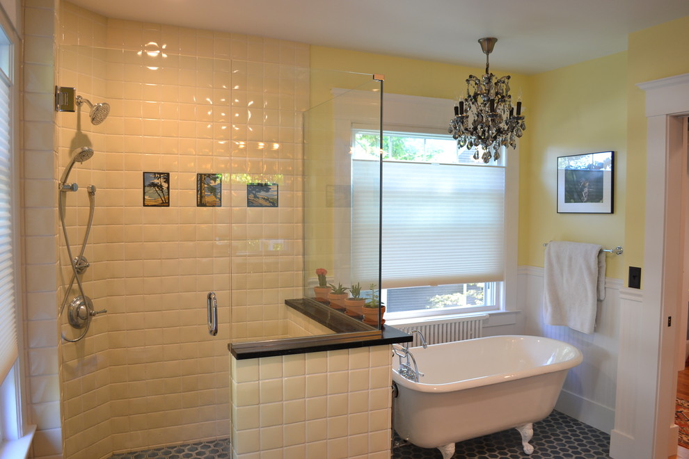 Стильный дизайн: главная ванная комната среднего размера в стиле кантри с фасадами с утопленной филенкой, серыми фасадами, ванной на ножках, угловым душем, раздельным унитазом, белой плиткой, керамической плиткой, желтыми стенами, полом из керамической плитки, врезной раковиной, серым полом, открытым душем и черной столешницей - последний тренд