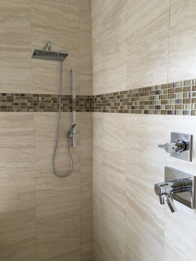 Ejemplo de cuarto de baño tradicional renovado con ducha abierta, baldosas y/o azulejos de cerámica y suelo de baldosas de cerámica