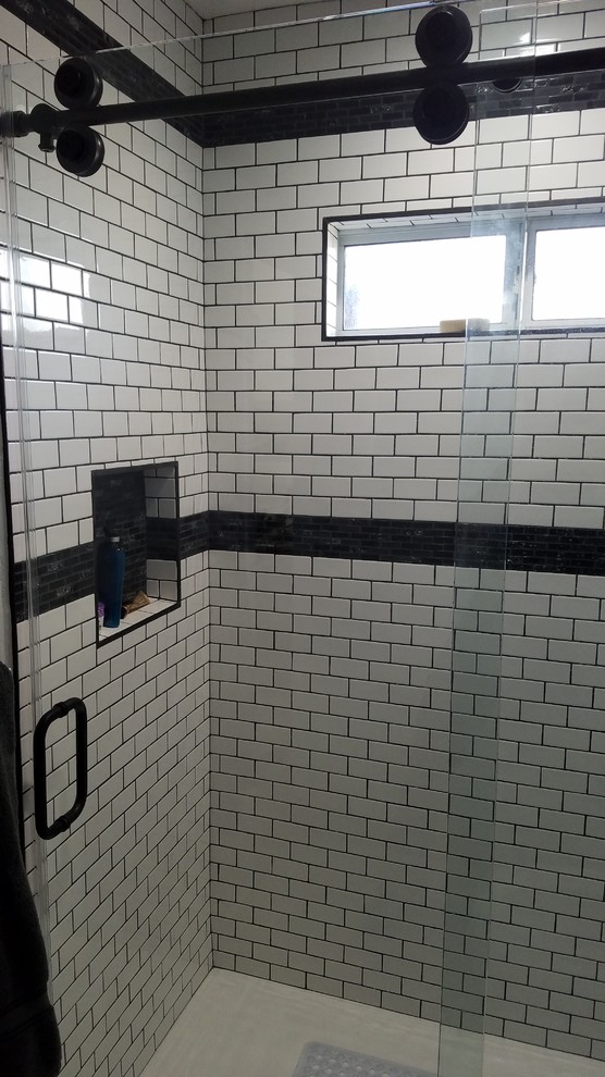 Ejemplo de cuarto de baño principal contemporáneo de tamaño medio con ducha a ras de suelo y sanitario de dos piezas