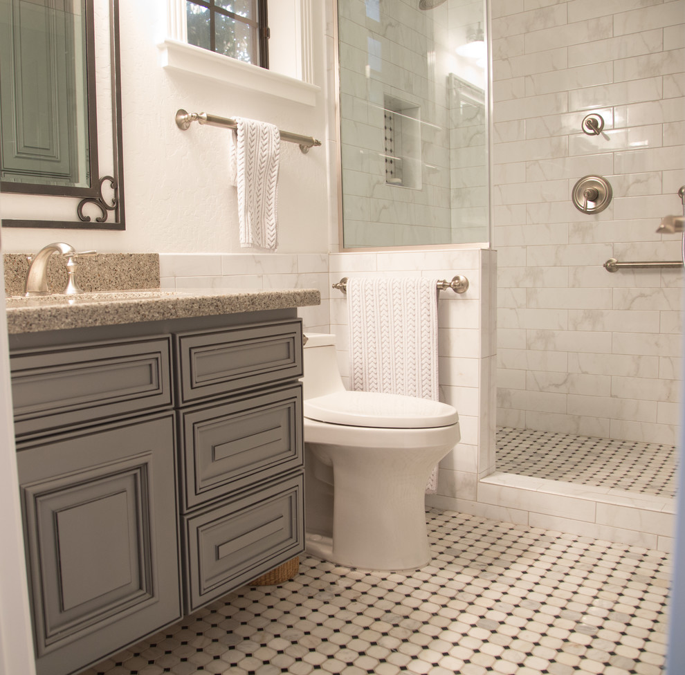 Источник вдохновения для домашнего уюта: главная ванная комната в стиле модернизм с фасадами в стиле шейкер, серыми фасадами, двойным душем, унитазом-моноблоком, белой плиткой, плиткой кабанчик, белыми стенами, мраморным полом, врезной раковиной и столешницей из кварцита