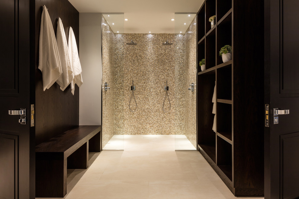 Modelo de cuarto de baño principal contemporáneo con armarios abiertos, puertas de armario de madera en tonos medios, ducha doble, baldosas y/o azulejos multicolor y baldosas y/o azulejos en mosaico