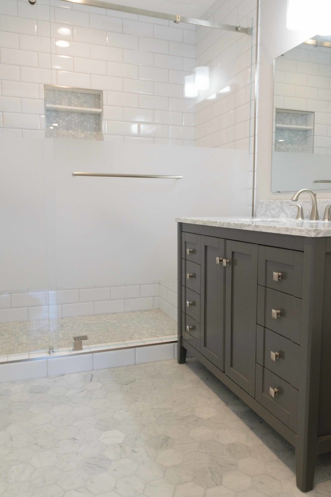 Пример оригинального дизайна: большая главная ванная комната в стиле неоклассика (современная классика) с фасадами в стиле шейкер, серыми фасадами, двойным душем, белой плиткой, керамической плиткой, серыми стенами, мраморным полом, врезной раковиной, мраморной столешницей, серым полом и душем с раздвижными дверями