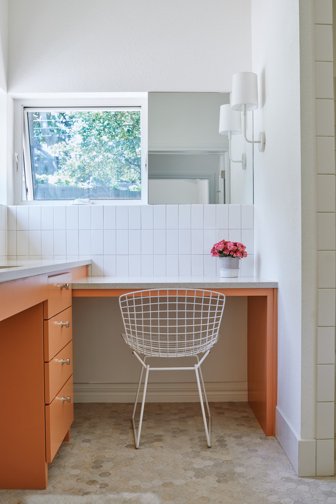 Stilmix Badezimmer En Suite mit weißen Fliesen, Metrofliesen, Travertin, Unterbauwaschbecken, Quarzwerkstein-Waschtisch und offener Dusche in Austin