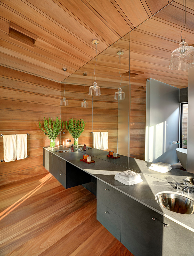 Foto di una stanza da bagno padronale moderna con lavabo sottopiano, ante lisce, ante grigie, pareti marroni, pavimento in legno massello medio e top grigio