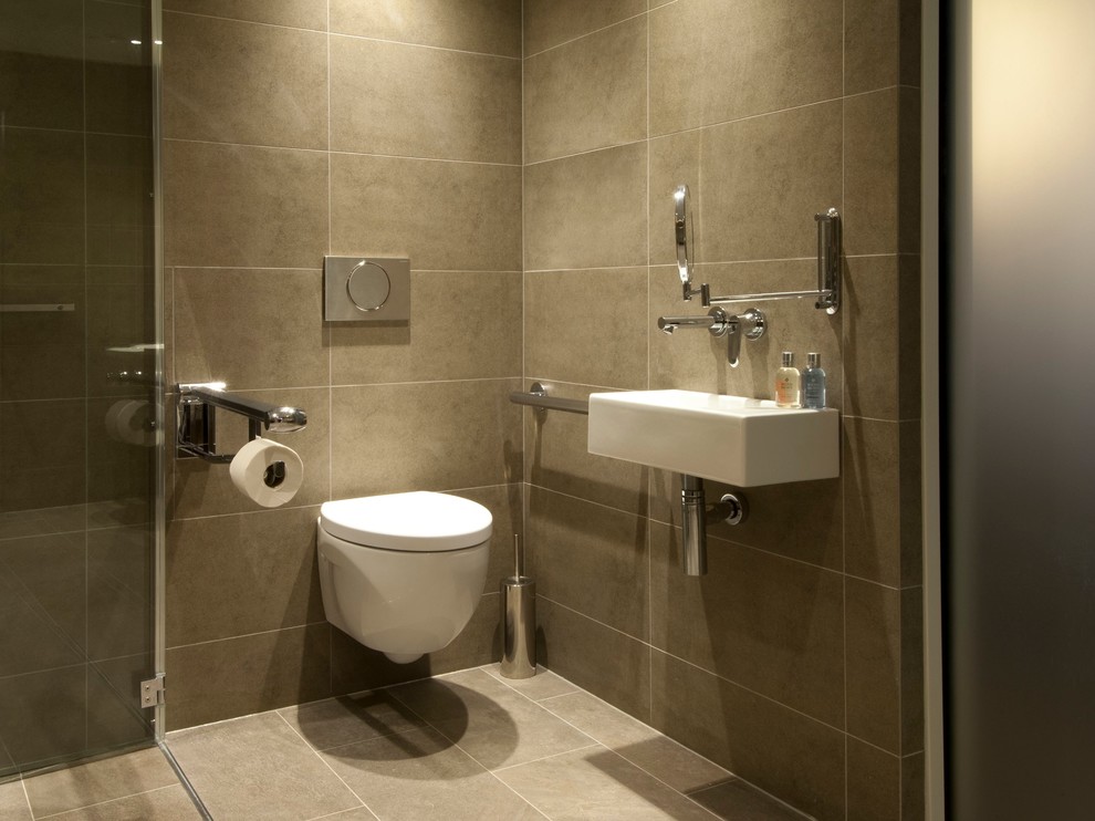 Idee per una stanza da bagno padronale minimal di medie dimensioni con lavabo sospeso, WC sospeso, piastrelle marroni, piastrelle in gres porcellanato e pavimento in gres porcellanato