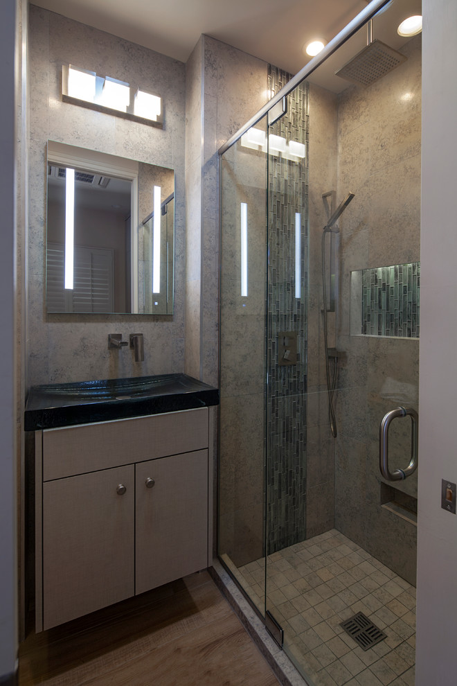 Источник вдохновения для домашнего уюта: маленькая ванная комната в стиле модернизм с плоскими фасадами, бежевыми фасадами, душем в нише, разноцветной плиткой, мраморной плиткой, бежевыми стенами, полом из керамической плитки, стеклянной столешницей, коричневым полом, синей столешницей и консольной раковиной для на участке и в саду