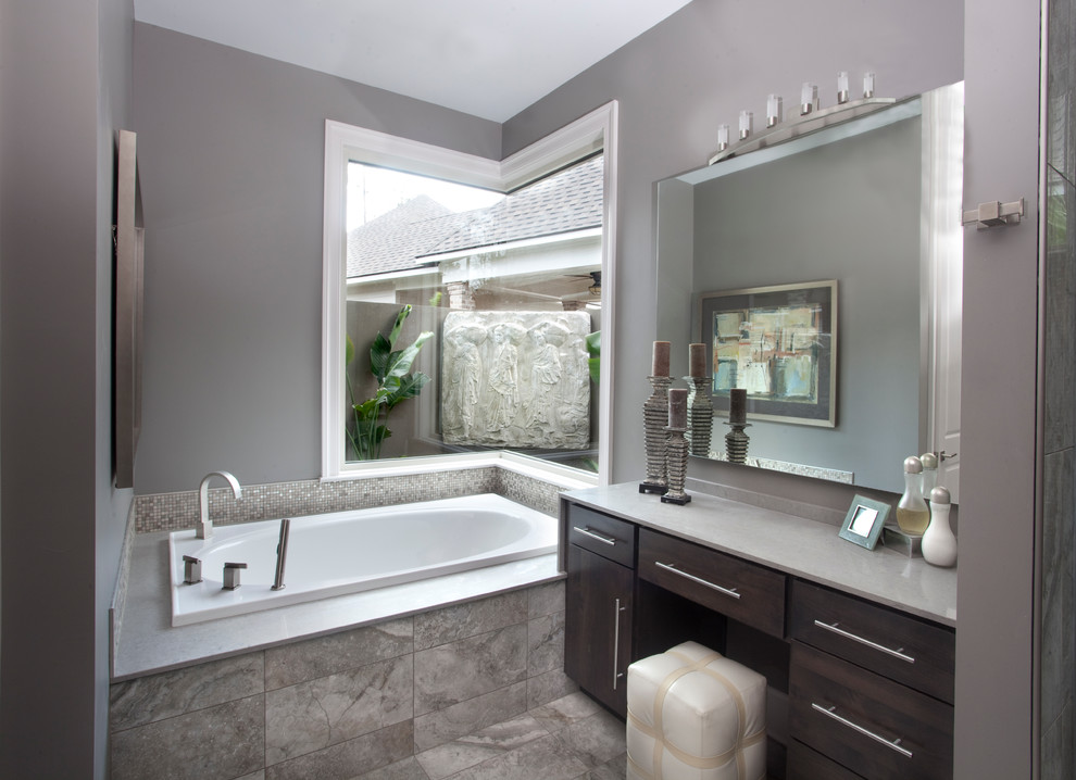 ニューオリンズにあるコンテンポラリースタイルのおしゃれな浴室 (フラットパネル扉のキャビネット、濃色木目調キャビネット、グレーのタイル、モザイクタイル、グレーの洗面カウンター、照明) の写真