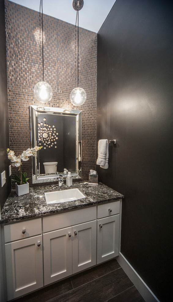 Klassisk inredning av ett mellanstort badrum med dusch, med skåp i shakerstil, vita skåp, grå kakel, kakel i metall, svarta väggar, målat trägolv, ett undermonterad handfat och granitbänkskiva