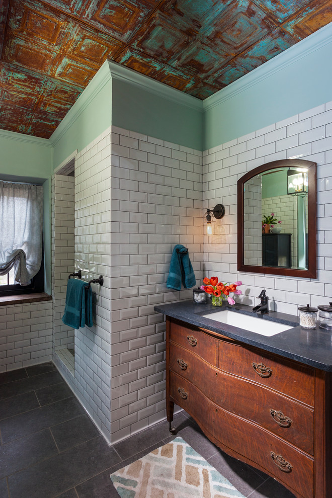Idéer för att renovera ett mellanstort eklektiskt en-suite badrum, med skåp i mellenmörkt trä, en dusch i en alkov, vit kakel, tunnelbanekakel, gröna väggar, skiffergolv, ett undermonterad handfat, bänkskiva i täljsten, grått golv, med dusch som är öppen och släta luckor