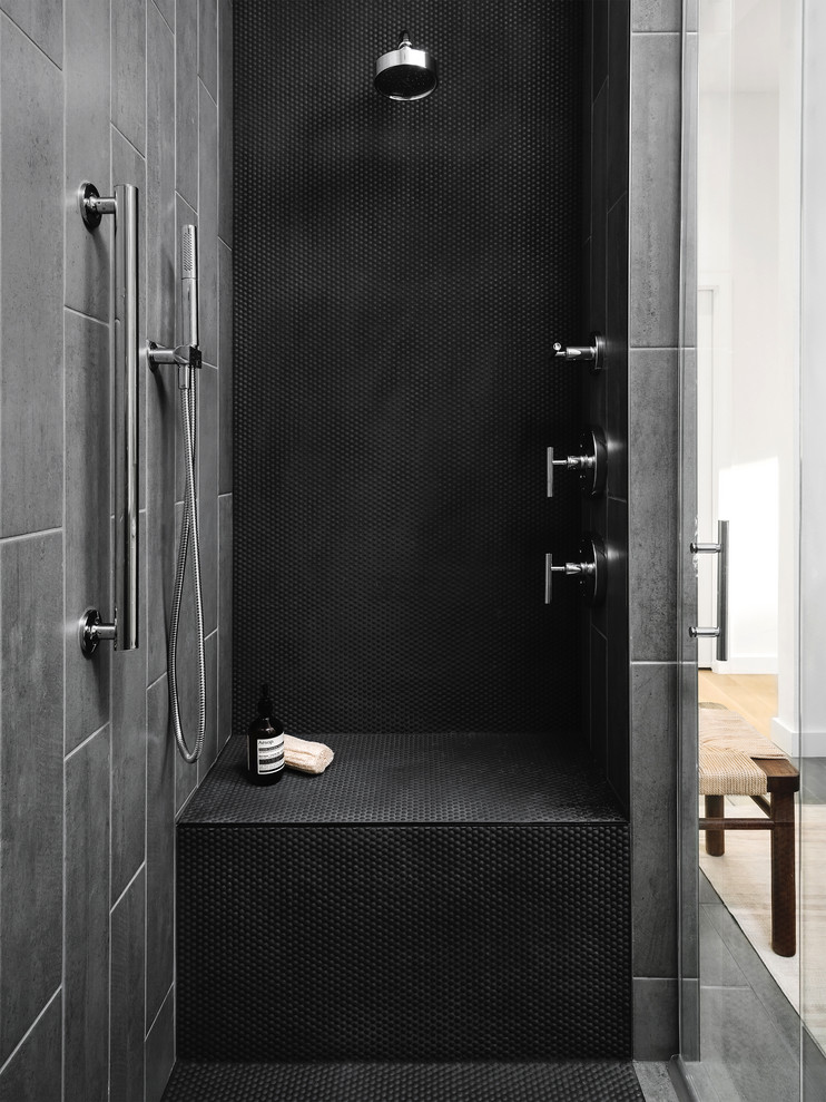 Inspiration för ett funkis badrum, med svart kakel, mosaik och dusch med gångjärnsdörr