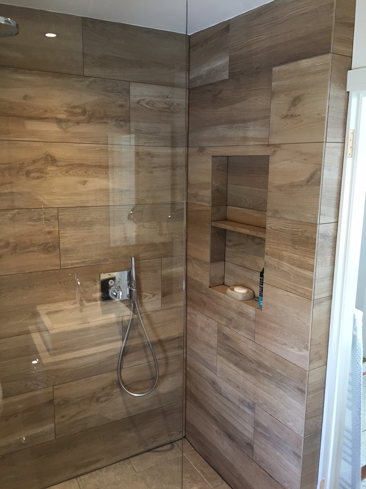 На фото: главная ванная комната среднего размера в современном стиле с настольной раковиной, открытым душем, инсталляцией, коричневой плиткой, керамогранитной плиткой и полом из керамогранита