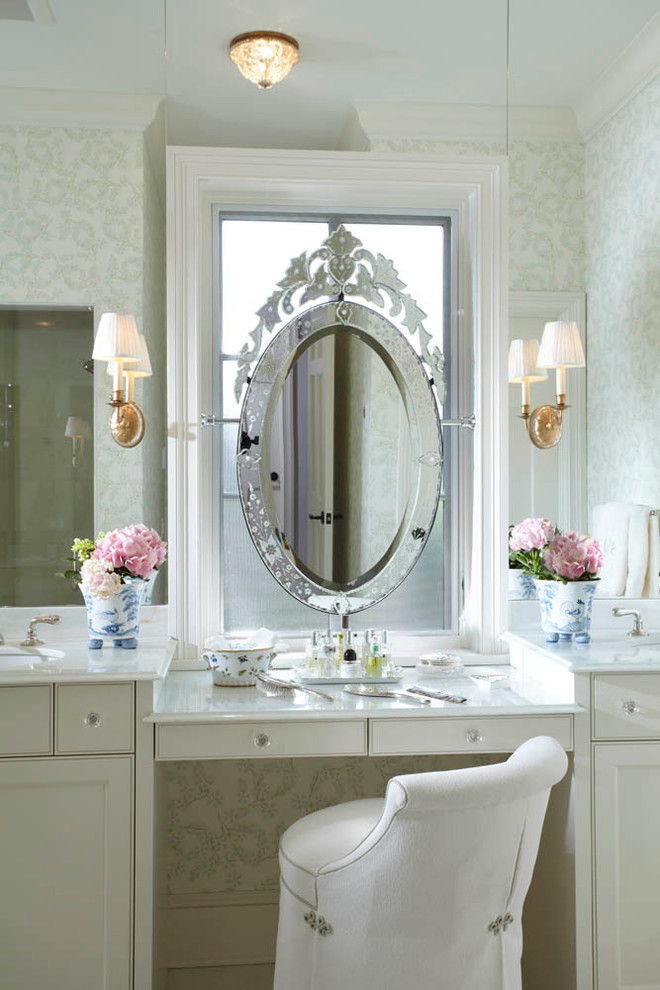 Cette photo montre une salle de bain chic avec un placard à porte affleurante, des portes de placard blanches et un mur multicolore.