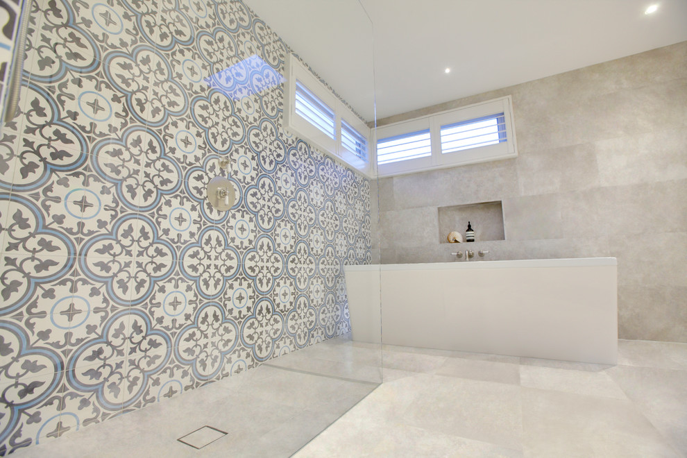 На фото: большая главная ванная комната в морском стиле с фасадами островного типа, серыми фасадами, отдельно стоящей ванной, открытым душем, унитазом-моноблоком, разноцветной плиткой, разноцветными стенами, врезной раковиной и столешницей из искусственного кварца