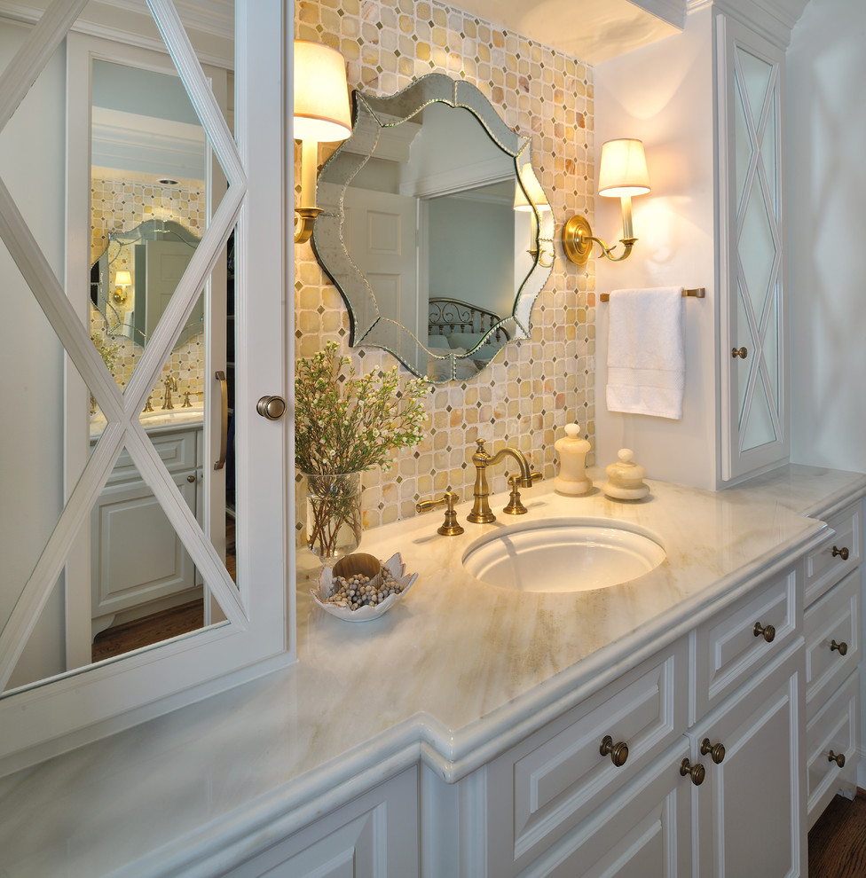 Bild på ett mellanstort vintage en-suite badrum, med ett undermonterad handfat, luckor med upphöjd panel, skåp i ljust trä, marmorbänkskiva, en öppen dusch, beige kakel, stenkakel, vita väggar och travertin golv