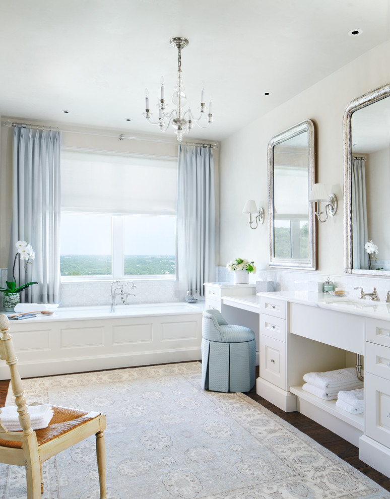 Esempio di una stanza da bagno padronale chic con ante con riquadro incassato, ante bianche, vasca sottopiano, pareti beige e lavabo sottopiano
