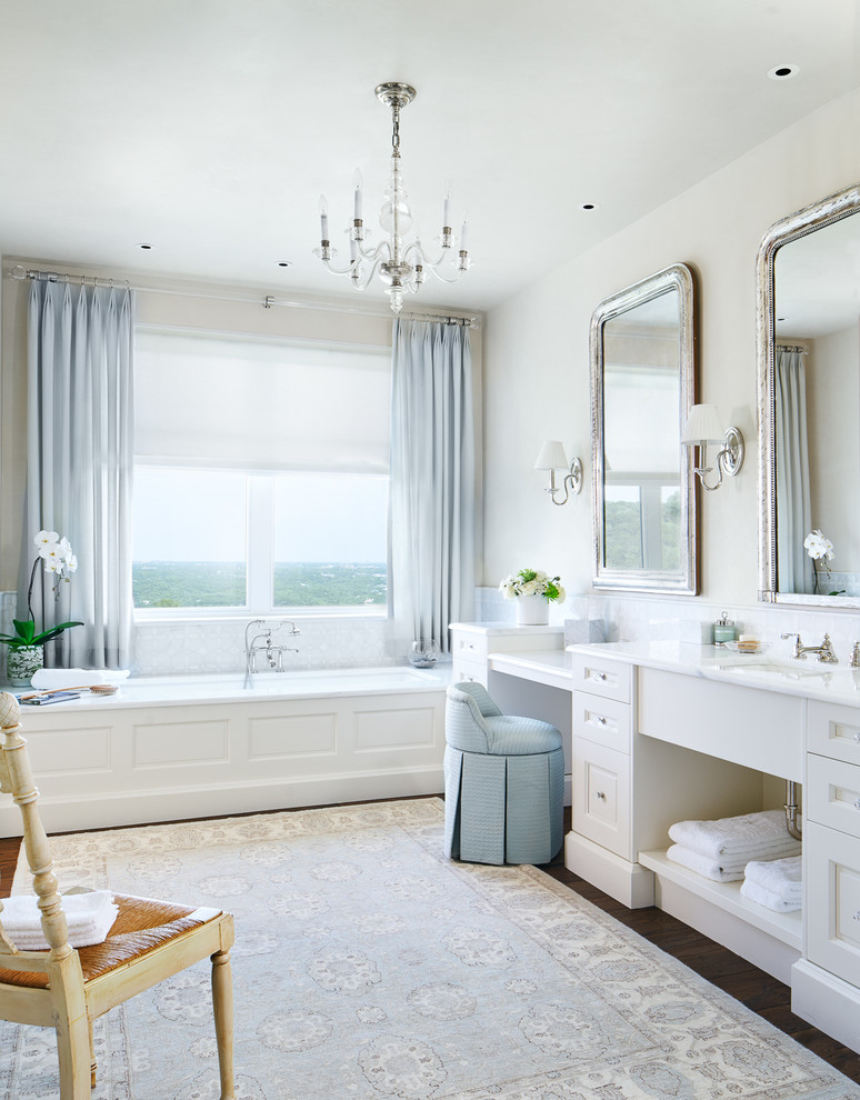 Bild på ett medelhavsstil vit vitt en-suite badrum, med luckor med infälld panel, beige skåp, ett undermonterat badkar, beige väggar, mörkt trägolv och ett undermonterad handfat
