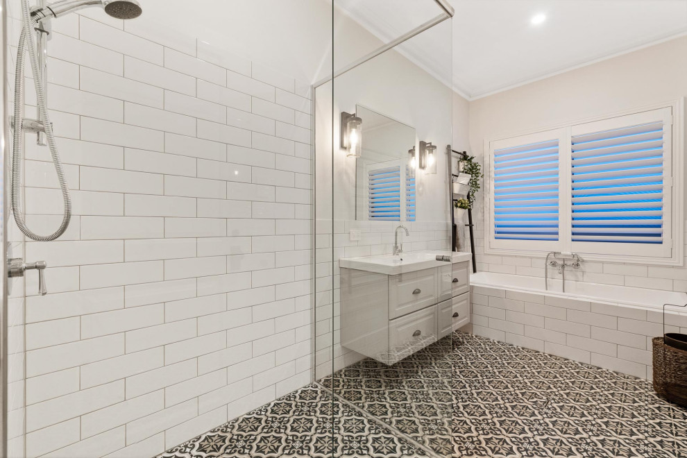 Foto de cuarto de baño único y a medida clásico renovado con armarios estilo shaker, ducha a ras de suelo y ducha abierta