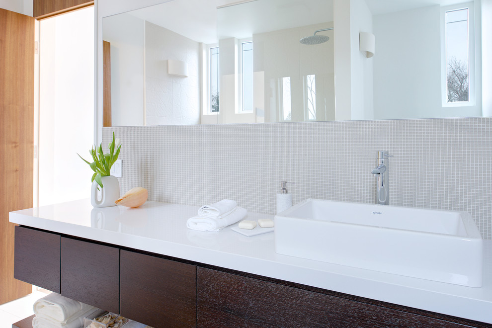Foto på ett litet minimalistiskt badrum med dusch, med ett fristående handfat, släta luckor, skåp i mörkt trä, bänkskiva i kvarts, en öppen dusch, en toalettstol med hel cisternkåpa, vit kakel, glaskakel, vita väggar och klinkergolv i keramik