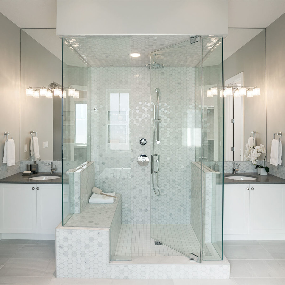 На фото: ванная комната среднего размера в современном стиле с фасадами с выступающей филенкой, белыми фасадами, угловой ванной, открытым душем, унитазом-моноблоком, разноцветной плиткой, металлической плиткой, белыми стенами, полом из керамической плитки, душевой кабиной, накладной раковиной и открытым душем