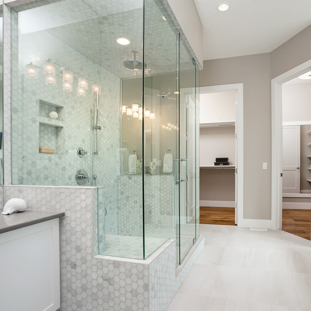 Inspiration för mellanstora moderna badrum med dusch, med luckor med upphöjd panel, vita skåp, ett hörnbadkar, en öppen dusch, en toalettstol med hel cisternkåpa, flerfärgad kakel, kakel i metall, vita väggar, klinkergolv i keramik, ett nedsänkt handfat och med dusch som är öppen