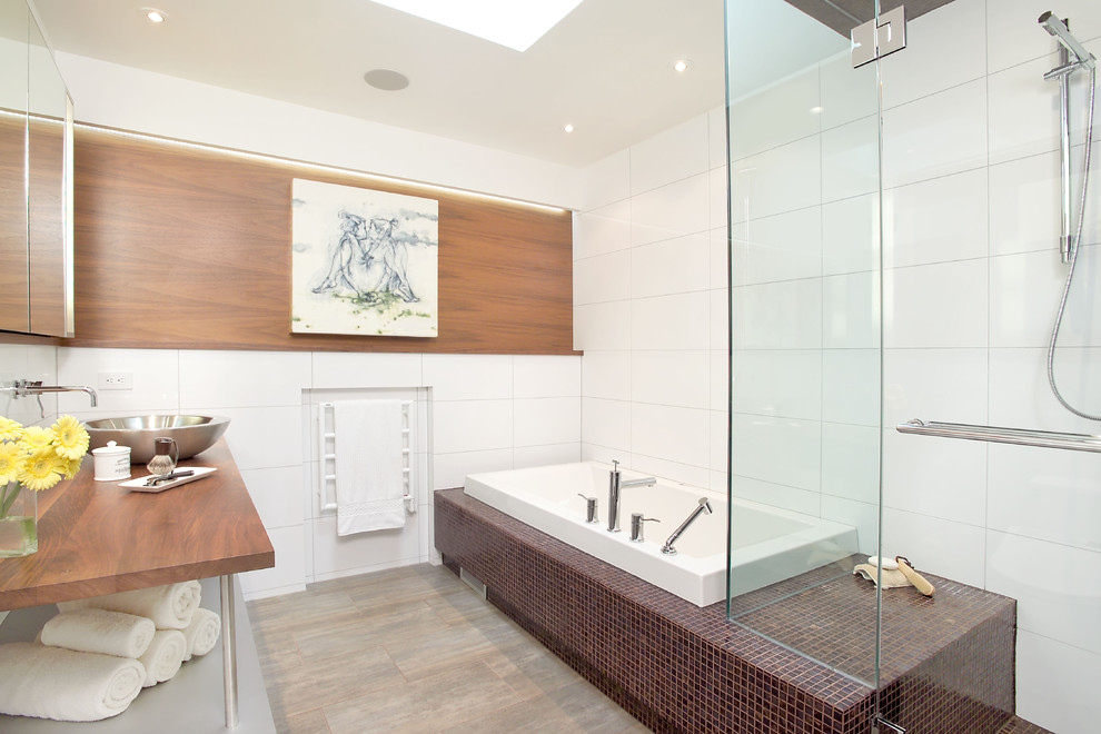 Идея дизайна: ванная комната в современном стиле с настольной раковиной, открытыми фасадами, столешницей из дерева, накладной ванной, угловым душем, белой плиткой, керамической плиткой и полом из керамогранита
