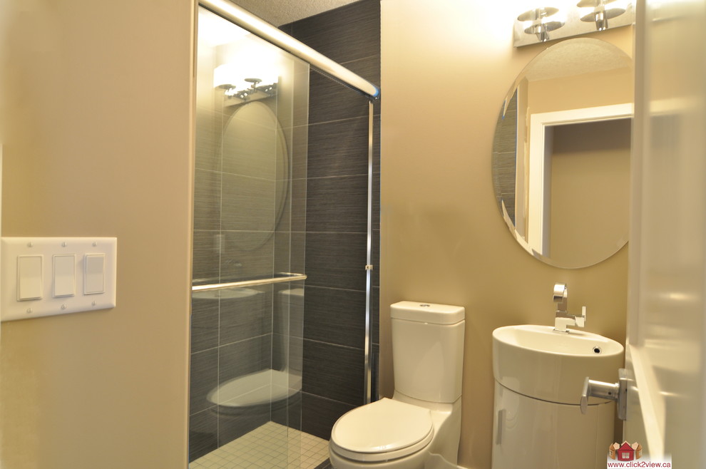 Cette photo montre une salle de bain tendance de taille moyenne avec un lavabo de ferme, des portes de placard blanches, WC séparés, un carrelage gris, des carreaux de céramique et un mur jaune.