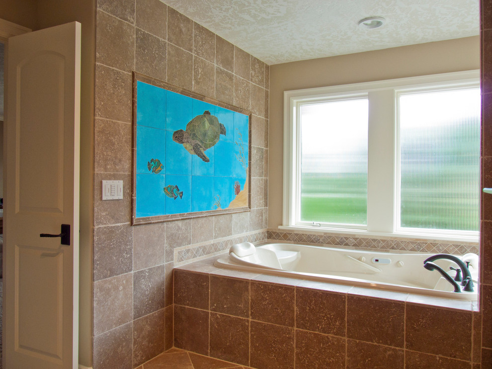 Foto di una sauna costiera con ante con bugna sagomata, ante bianche, top in granito, vasca idromassaggio, piastrelle beige, piastrelle in pietra, pareti beige e pavimento in travertino