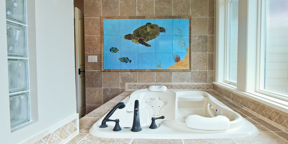 Immagine di una stanza da bagno padronale costiera con ante con bugna sagomata, ante bianche, top in granito, vasca idromassaggio, piastrelle beige, piastrelle in pietra e pareti beige
