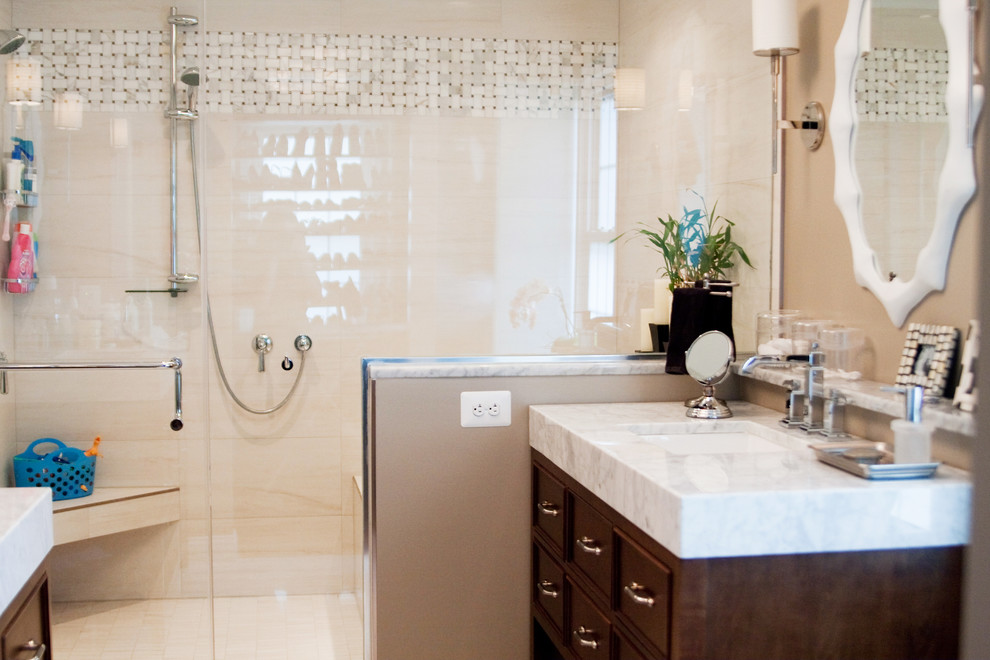 Exempel på ett mellanstort klassiskt en-suite badrum, med ett undermonterad handfat, möbel-liknande, skåp i mörkt trä, marmorbänkskiva, ett undermonterat badkar, vit kakel, beige väggar och klinkergolv i porslin