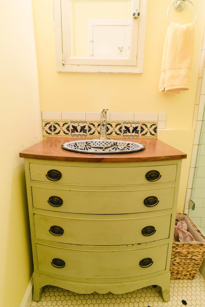 На фото: маленькая ванная комната в стиле фьюжн с желтыми стенами, полом из керамогранита и душевой кабиной для на участке и в саду с